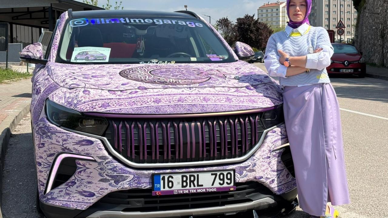 Mor tutkunu kadın Togg aracını ultraviyole ışıkta parlayan halıyla kaplattı