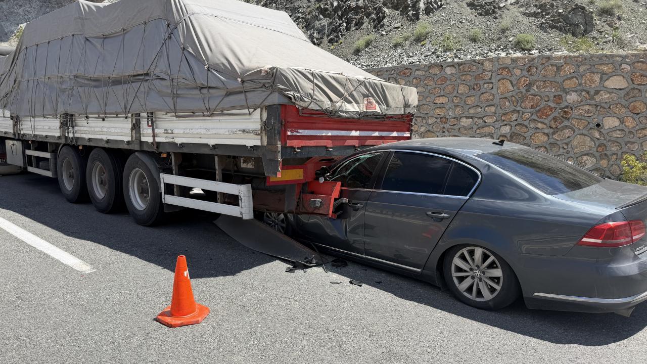 Mucize kurtuluş! Aracıyla TIR'ın altına girdi, burnu bile kanamadı