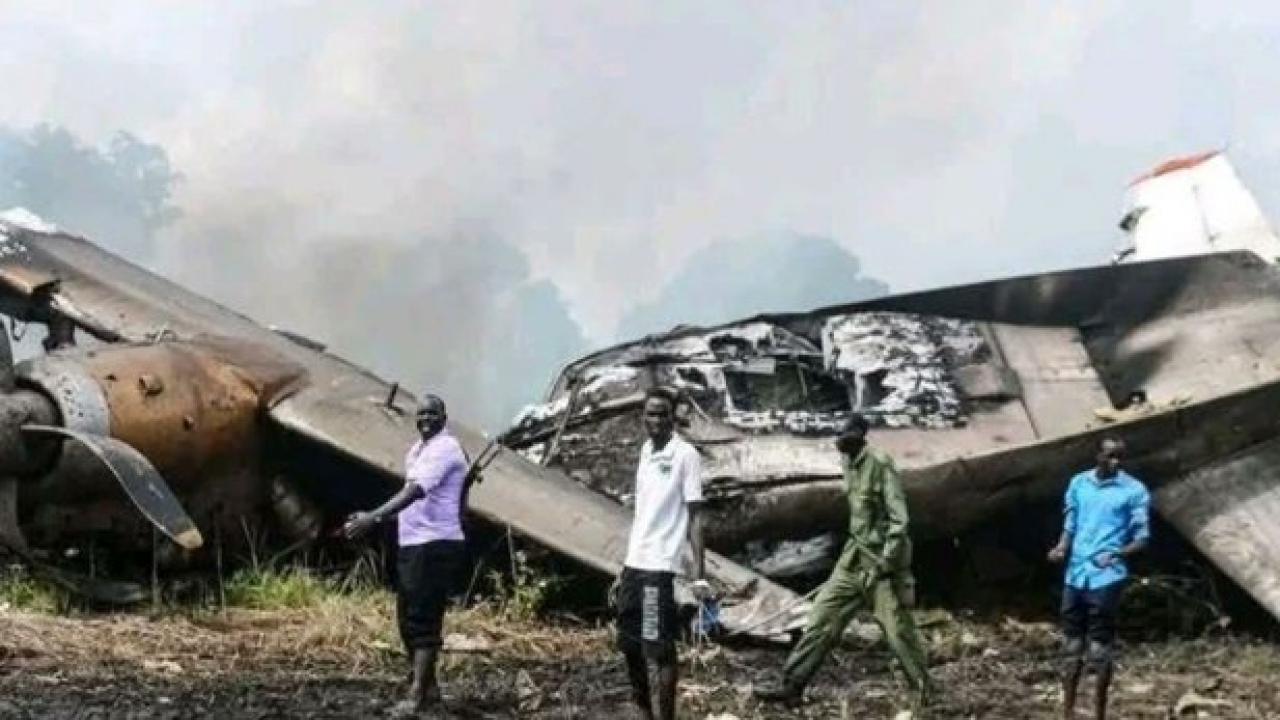 Güney Sudan'da yolcu uçağı düştü: Çok sayıda ölü var