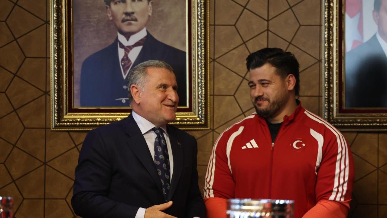 Şampiyon güreşçilerden Bakan Bak'a ziyaret!