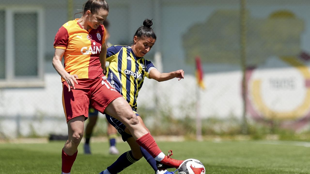 Kadınlar Süper Ligi'nde nefes kesen derbi! Galatasaray, Fenerbahçe'yi 2 dakikada mat etti