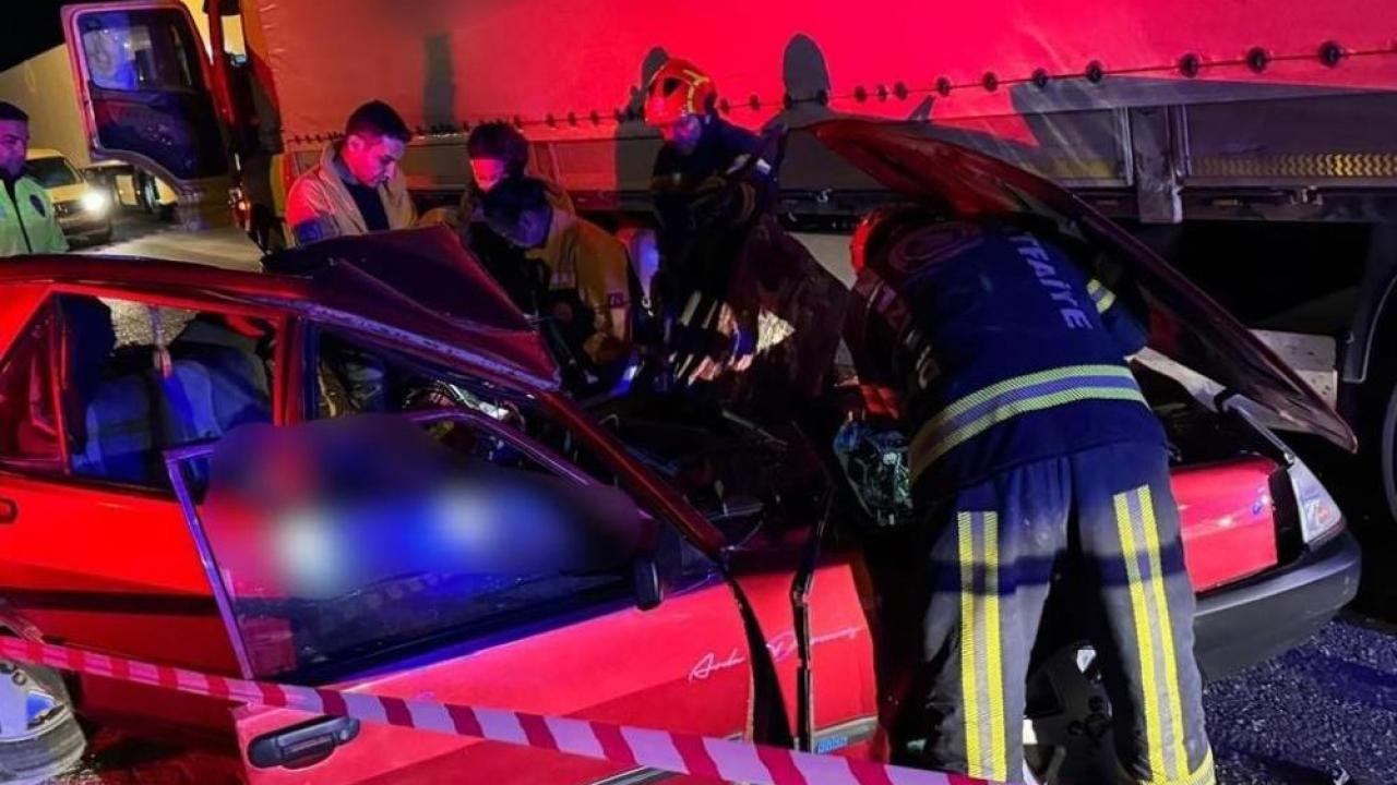 Tıra yandan çarpan otomobilde 1 kişi öldü, 1 kişi ağır yaralandı