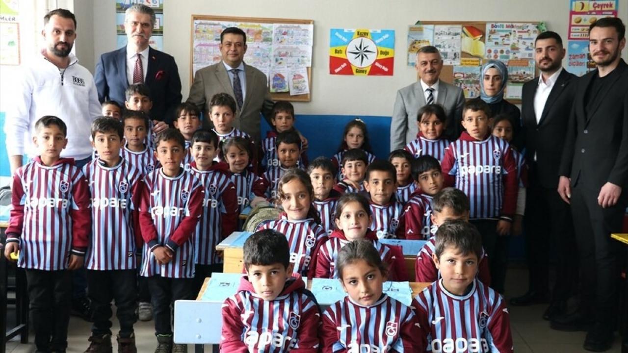 Trabzonspor'dan örnek davranış! Savcı istedi, köy okulu bordo-mavi forma ile doldu