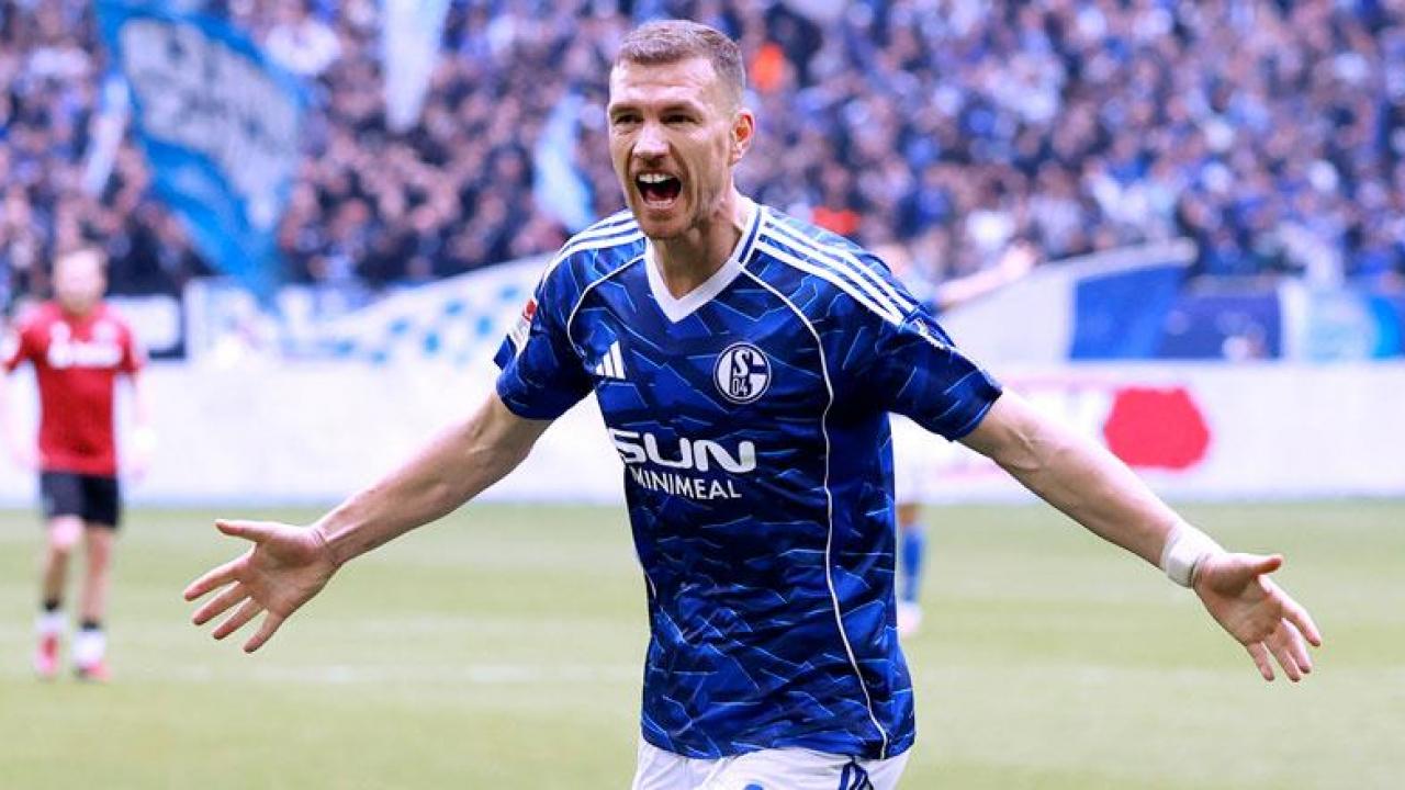 40 yaşındaki Dzeko yeniden imzayı atıyor! 'Futbol benim hayatım'