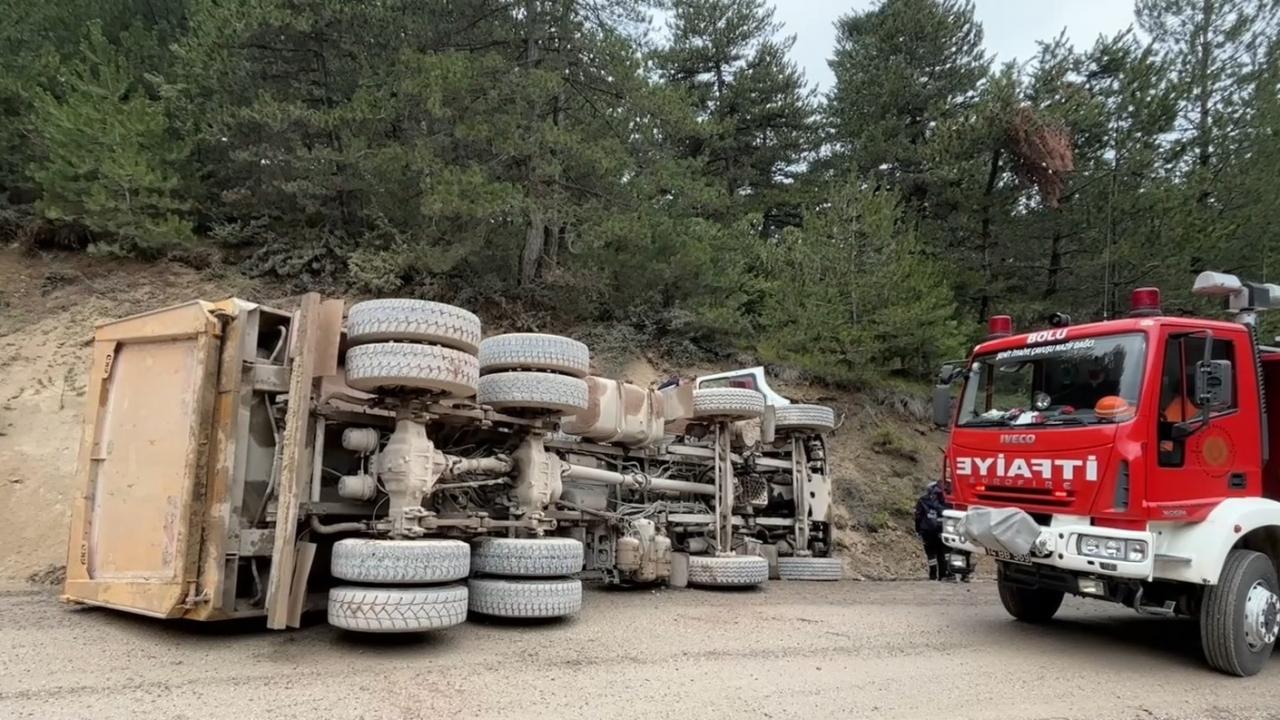Bolu’da kum yüklü kamyon devrildi: 1 ölü