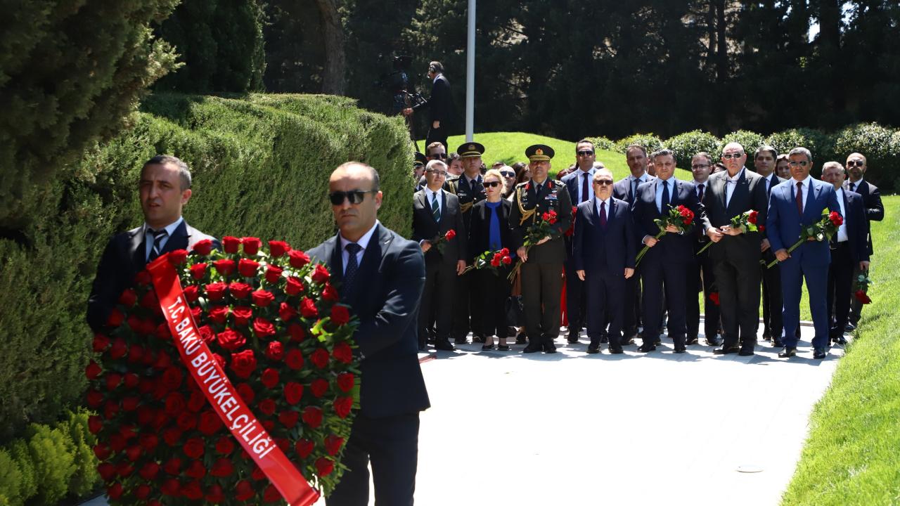 Haydar Aliyev doğumunun 103. yılında Bakü'de anıldı