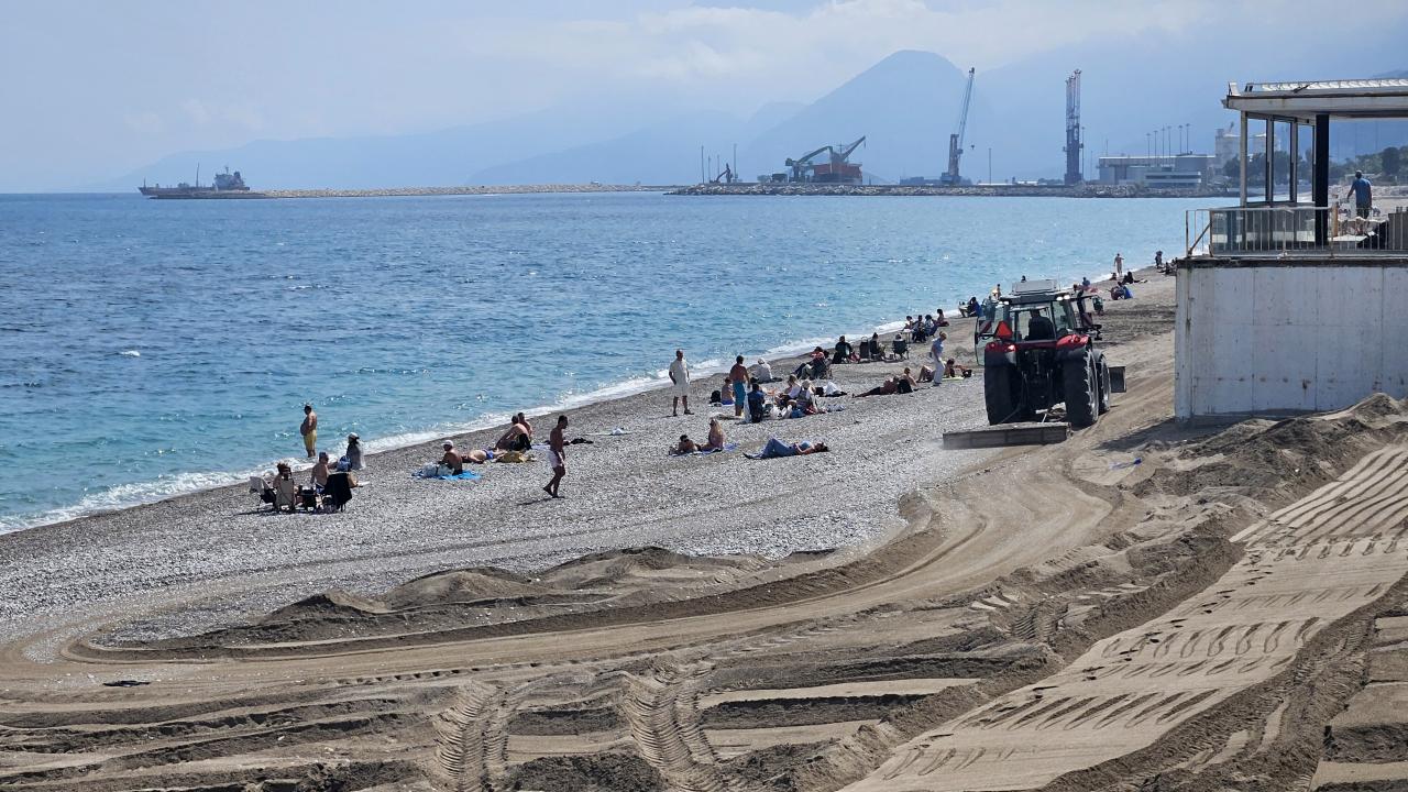 İş makineleri plajda, turistler denizde! Dünyaca ünlü sahilde tepki çeken çalışma