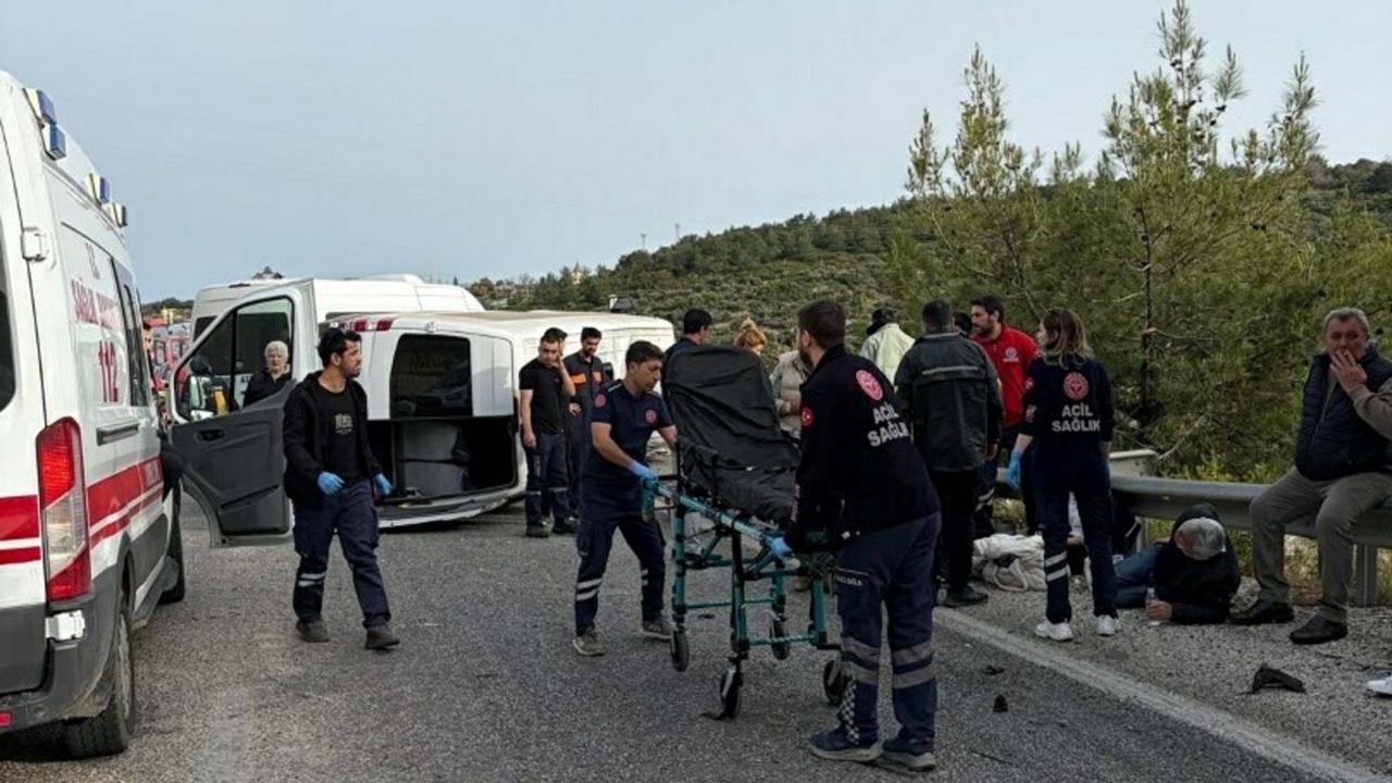 Kuşadası'nda otomobil ile minibüs çarpıştı: 12 yaralı