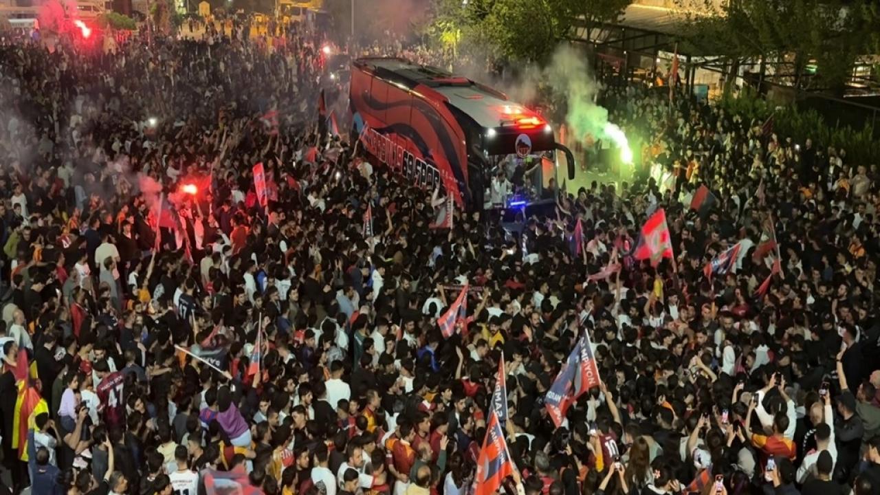 Mardin taraftarları şampiyon takımlarını büyük coşkuyla karşıladı!
