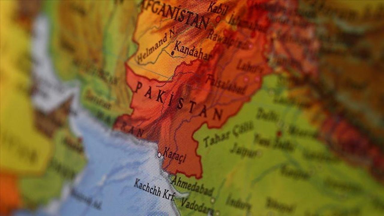 Pakistan'da karakola bombalı saldırı!