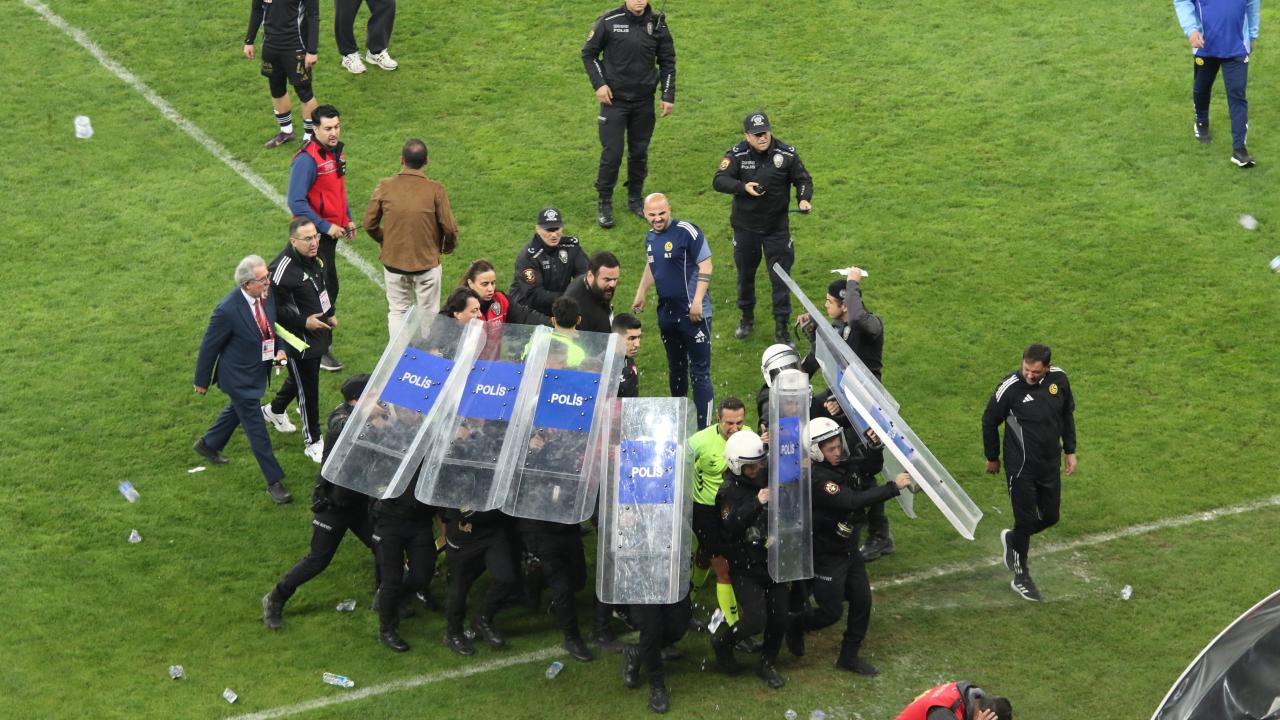 Play-off maçında saha karıştı! Soyunma odasına polis kalkanlarıyla gittiler