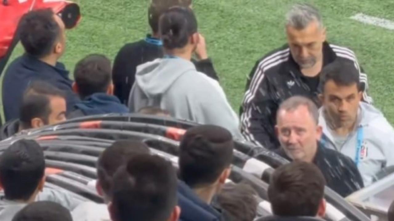 Son düdükle birlikte 'İstifa' sesleri! Taraftarlar Sergen Yalçın'a şişe fırlattı