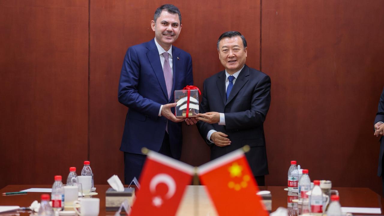 Bakan Kurum, Pekin'de Konut ve Kentsel-Kırsal Kalkınma Bakanı Ni ile görüştü