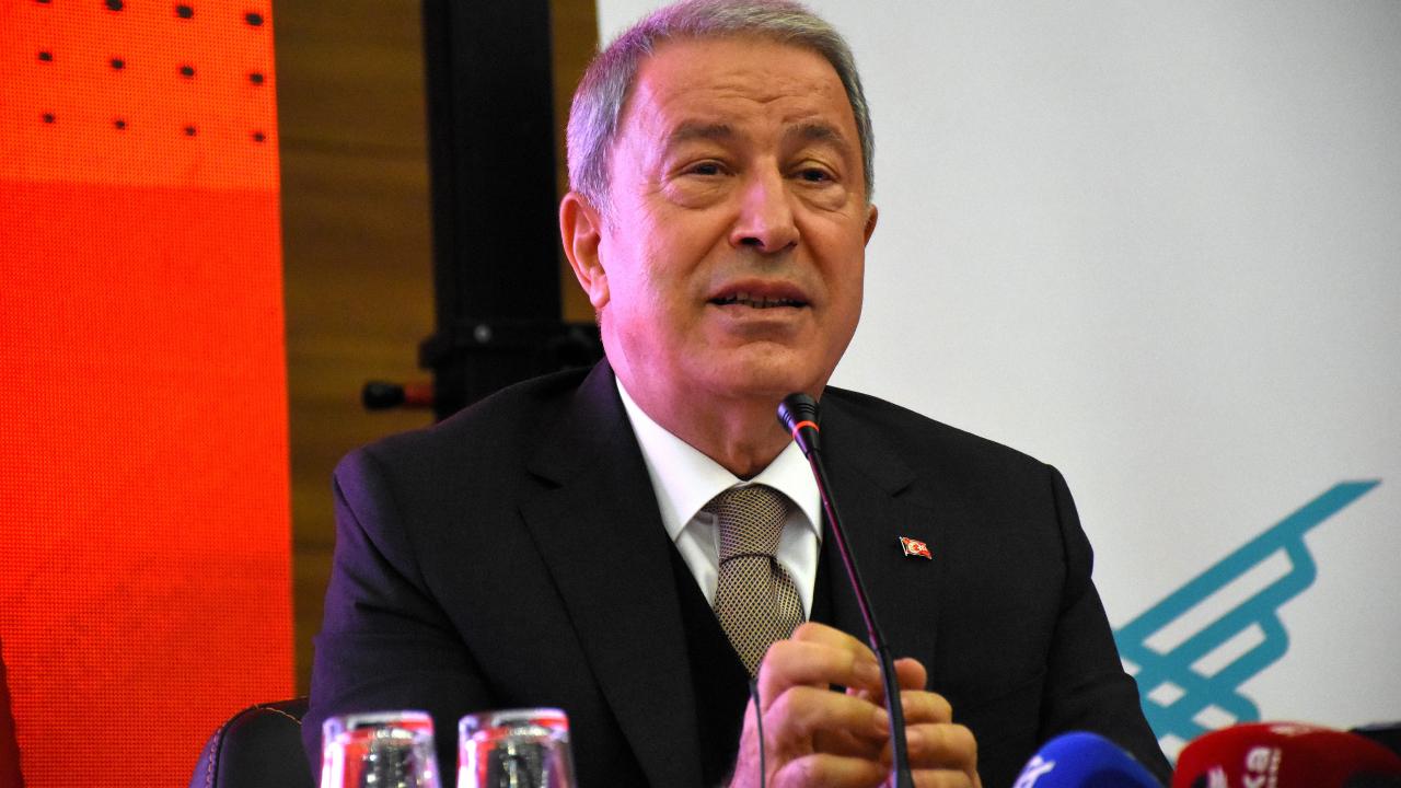 Hulusi Akar’dan üniversitelilere çağrı: Okulu bırakın, Çin’e gidin