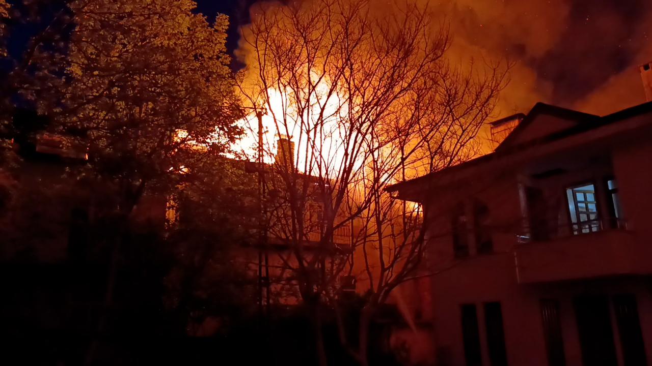 Karaman'da çıkan yangında 2 ev kullanılamaz hale geldi