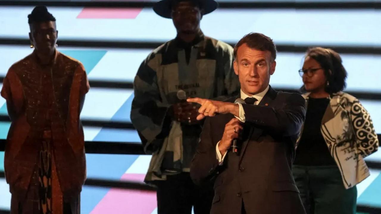 Macron seyircilere bağırdı: Ya susun ya dışarı çıkın!