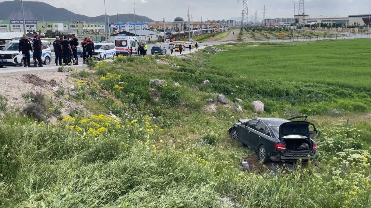 Polisin ‘dur’ ihtarına uymadı! Otomobili şarampole yuvarlandı