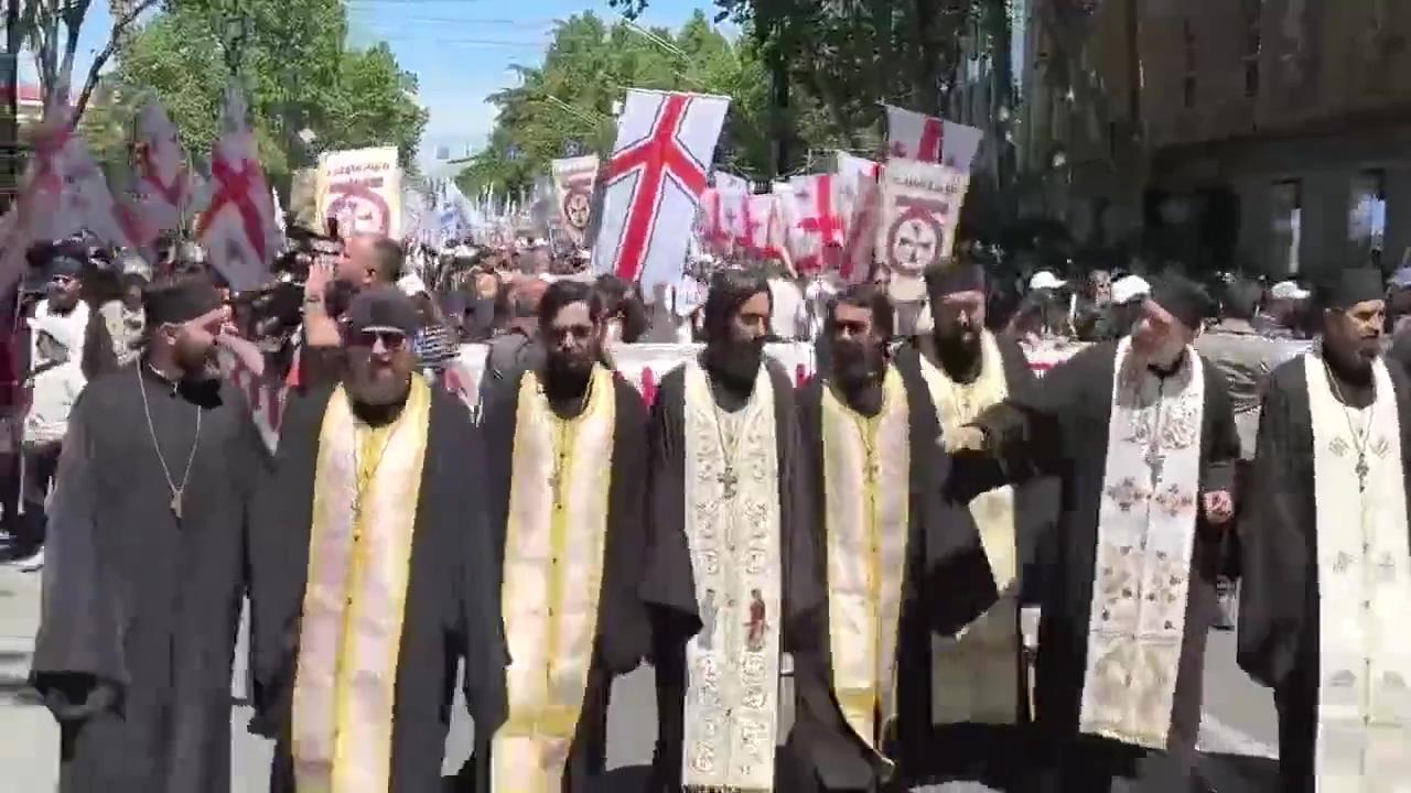 Tiflis'te on binlerce kişi aile kutsallığı için yürüdü