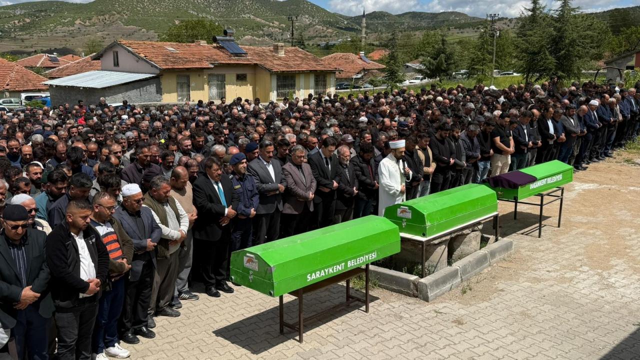Yozgat’ta kazada ölen 2 öğrenci ile servis şoförü toprağa verildi