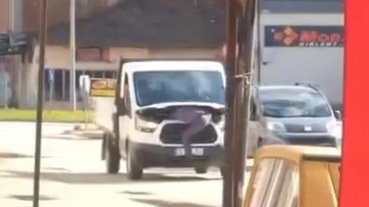 Bursa'da seyir halindeki kamyonetin motorunu açtı! Akılalmaz anlar kamerada