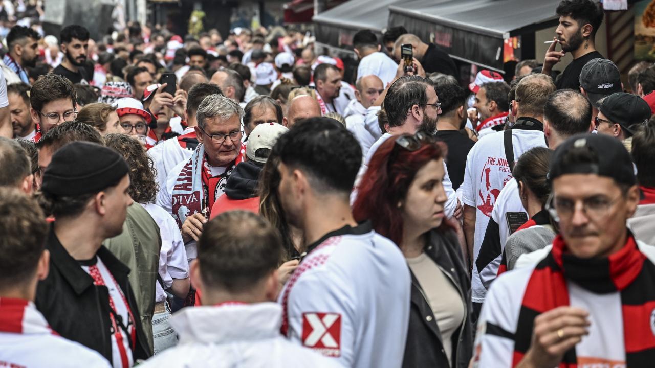 Alman ve İngiliz taraftarlar Dolmabahçe'de