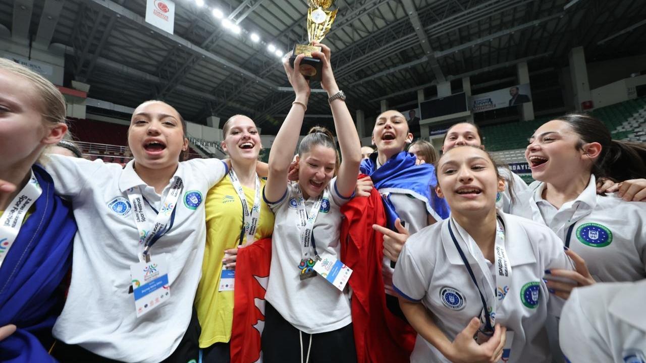 Bursa'da kardeşlik rüzgarı esti! U16 kızlar basketbol turnuvasında şampiyon belli oldu