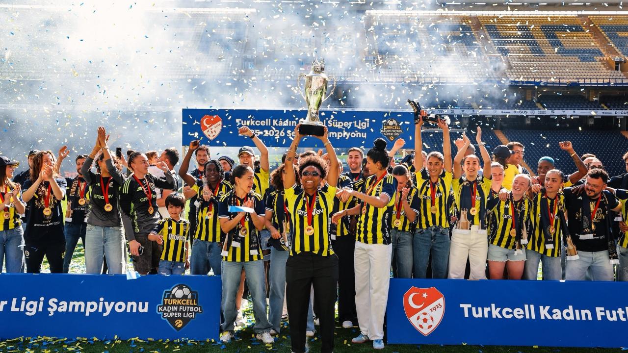 Fenerbahçe ArsaVev şampiyonluk kupasını aldı