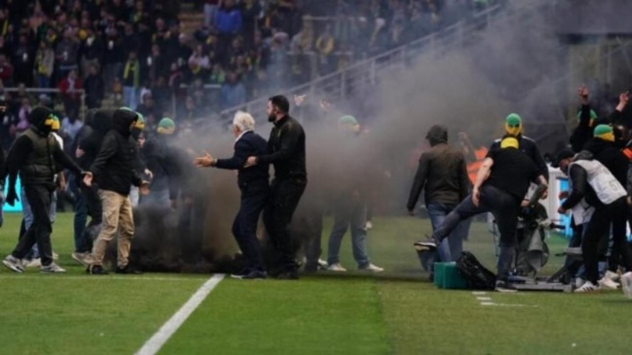 Fransa'da olaylı maç! Nantes küme düştü, Trabzonspor'un eski hocası taraftarla kavga etti