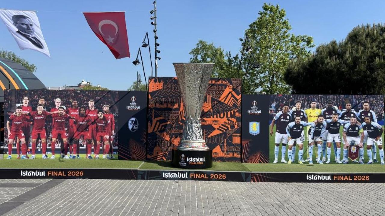 İlhan Mansız, UEFA Avrupa Ligi kupasını Beşiktaş Meydanı'na getirdi