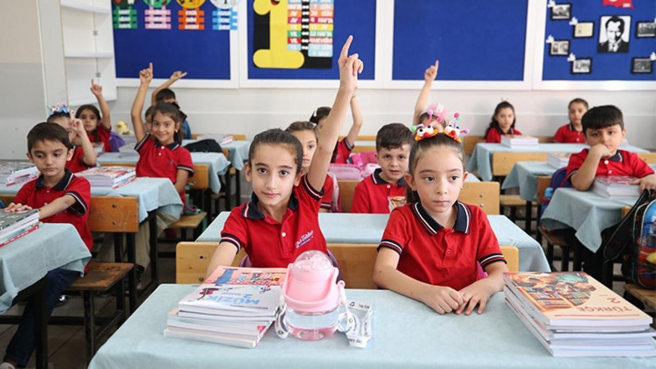 Öğrenciler merakla bekliyor: Yarın okul var mı?