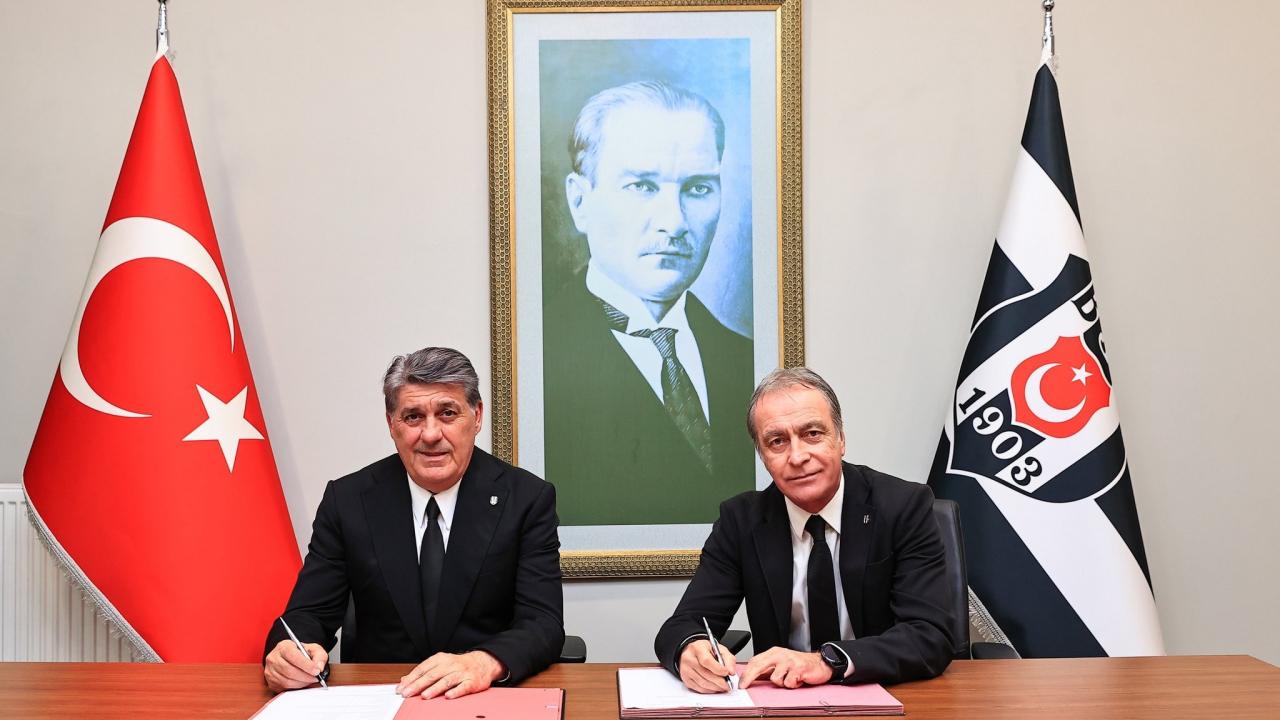 Önder Özen imzayı atar atmaz kılıcını çekti! 16 ismin biletini kesti