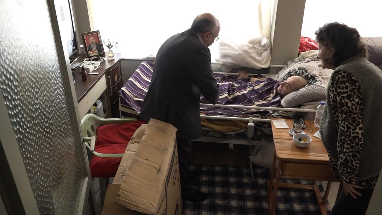 Yok böyle vefa: Beyin kanaması geçiren eski eşine bakıyor