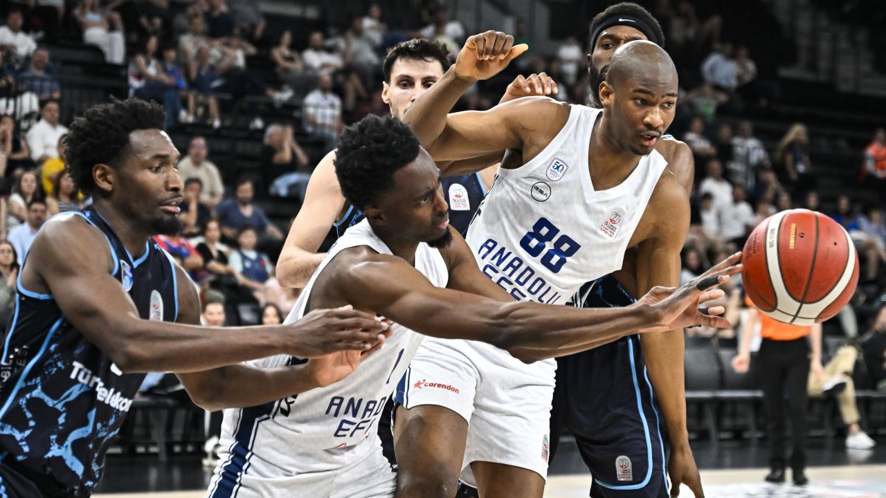 Anadolu Efes seride 1-0 öne geçti