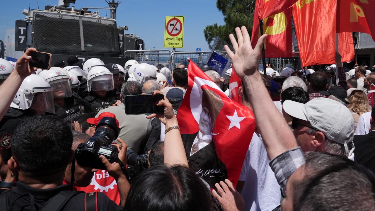 Özgür Özel, valiliği dinlemedi: İzmir’de miting öncesi arbede yaşandı Özgür Özel, valiliği dinlemedi: İzmir’de miting öncesi arbede yaşandı