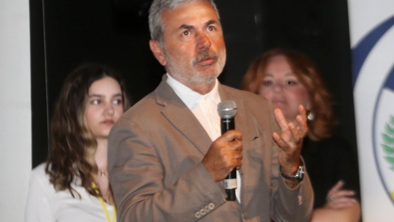 Aykut Kocaman Fenerbahçe kongresinde oy kullanırken