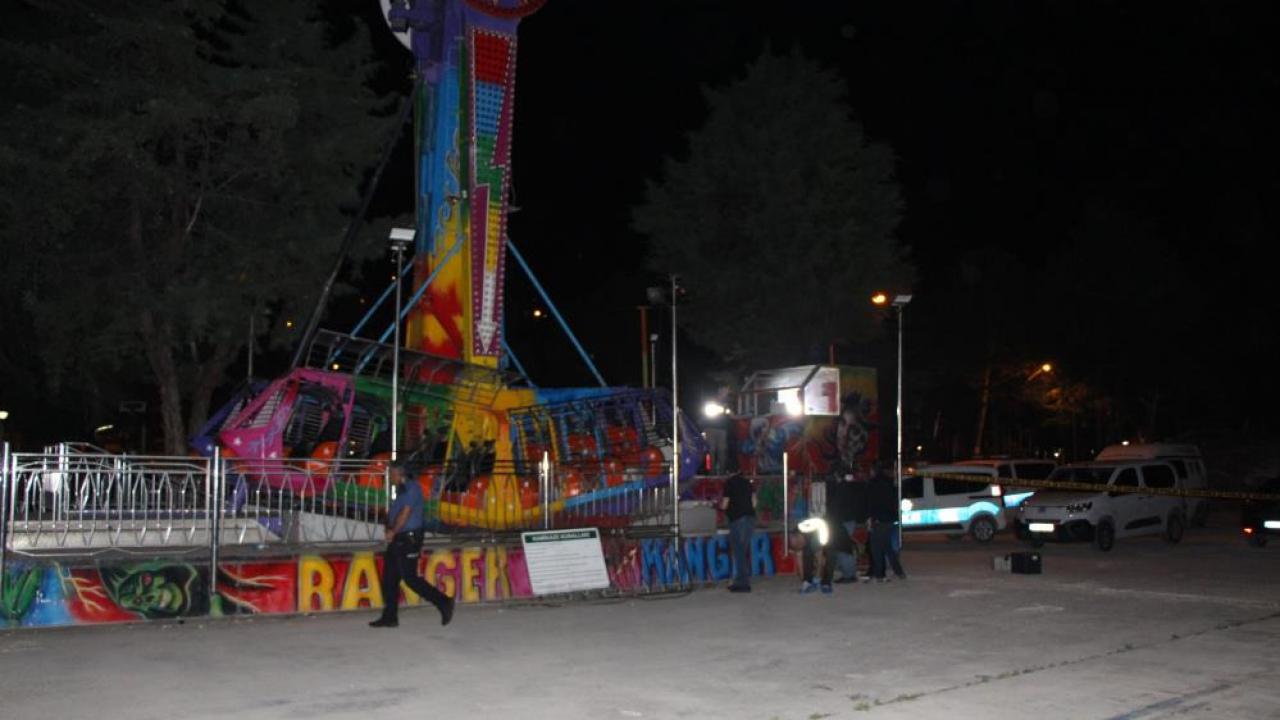 Lunaparkta korkunç kaza: 20 yaşındaki genç hayatını kaybetti Lunaparkta korkunç kaza: 20 yaşındaki genç hayatını kaybetti