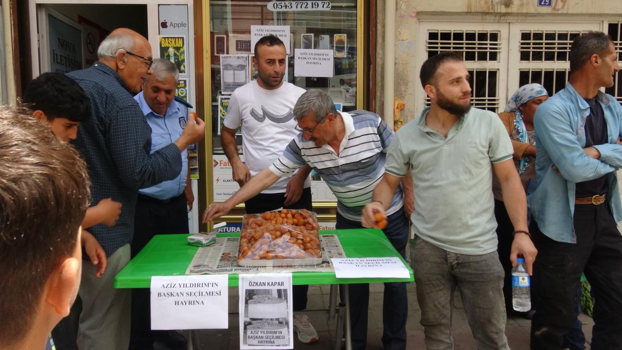 Aziz Yıldırım’ın başkanlığı tatlı dağıtılarak kutlandı Aziz Yıldırım’ın başkanlığı tatlı dağıtılarak kutlandı