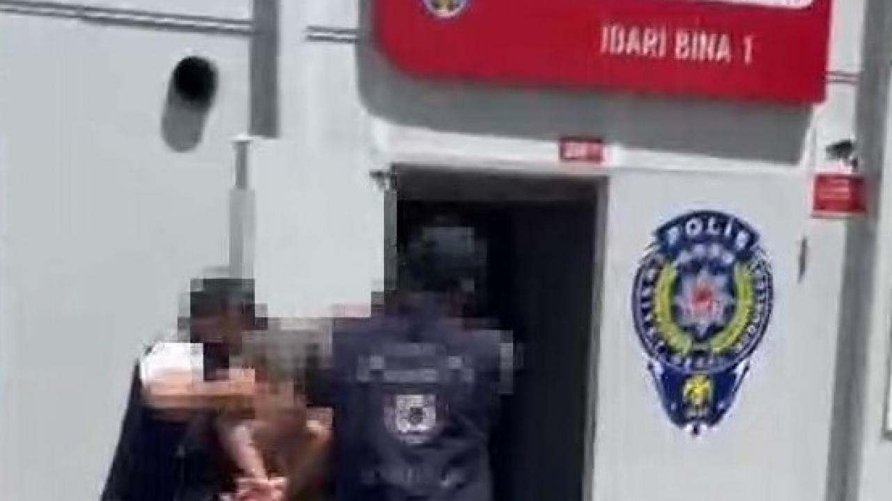 İstanbul Havalimanı'nda polis ekipleri tarafından gözaltına alınan şüpheli