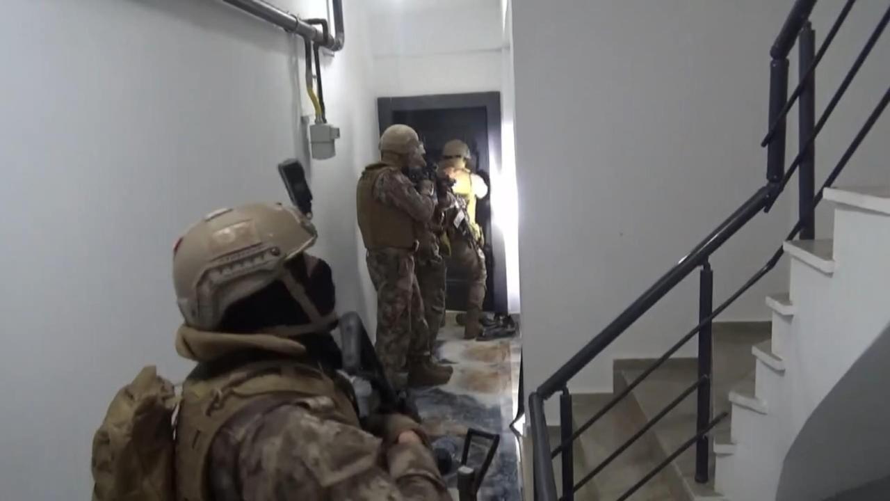 İstanbul'da terör örgütü DEAŞ'a yönelik yapılan operasyonda polis ekipleri.