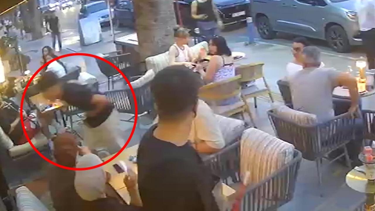 Kanlar içinde kafeye koşmuş: 15 yaşındaki Erdem’in son anları ortaya çıktı Kanlar içinde kafeye koşmuş: 15 yaşındaki Erdem’in son anları ortaya çıktı