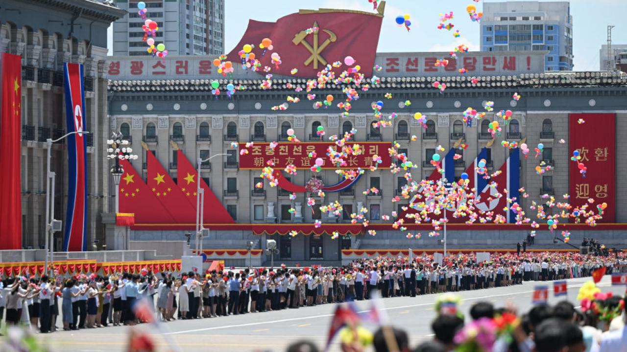 Kuzey Kore lideri Kim Jong Un ve Çin Devlet Başkanı Şi Cinping, Pyongyang'da düzenlenen resmi törende tokalaşıyor.