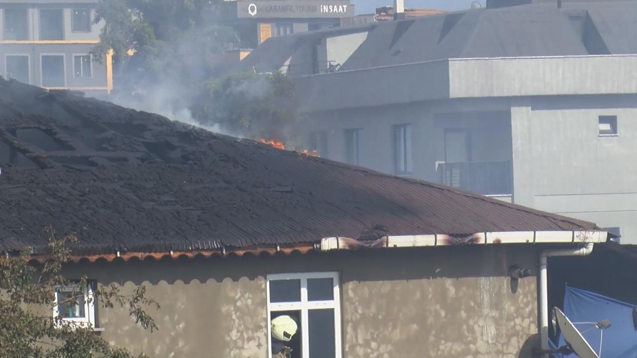 Sultanbeyli’de 3 katlı binanın çatısı alev alev yandı