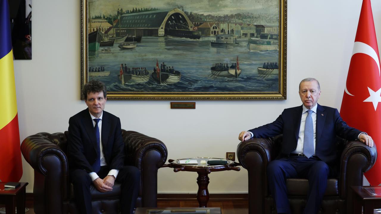 Cumhurbaşkanı Erdoğan ve Romanya Cumhurbaşkanı Dan'ın İstanbul'da gerçekleştirilen görüşmesinden bir kare.