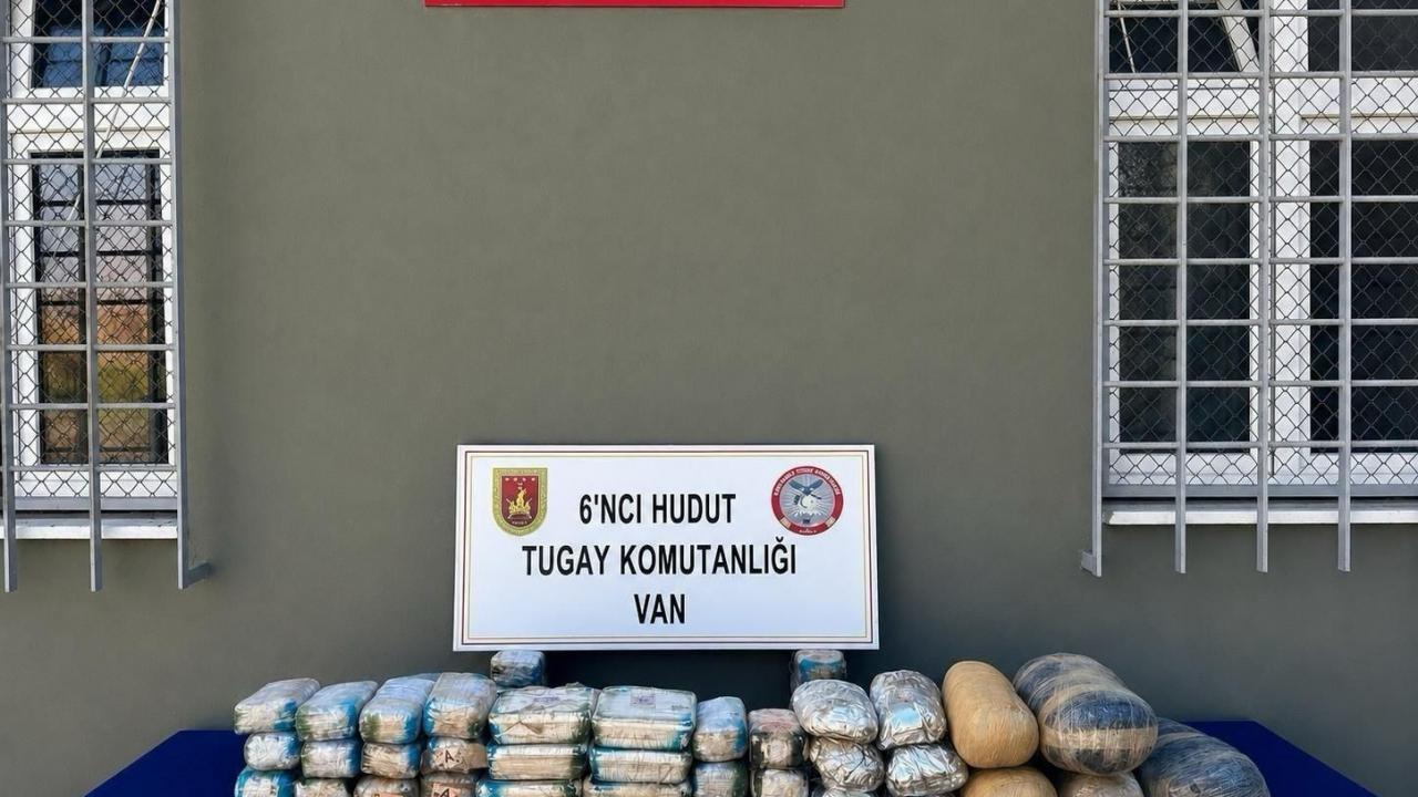 Van sınır hattında gerçekleştirilen operasyonda ele geçirilen uyuşturucu maddeler.