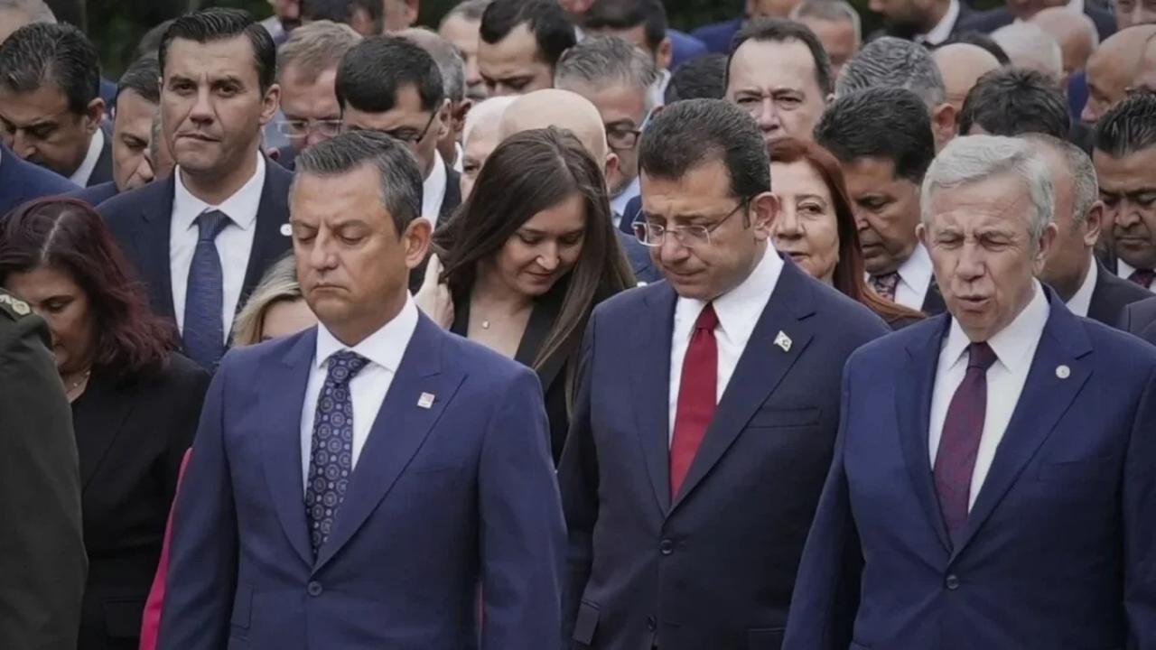 CHP Genel Merkezi önünde siyasi figürlerin yer aldığı bir fotoğraf.