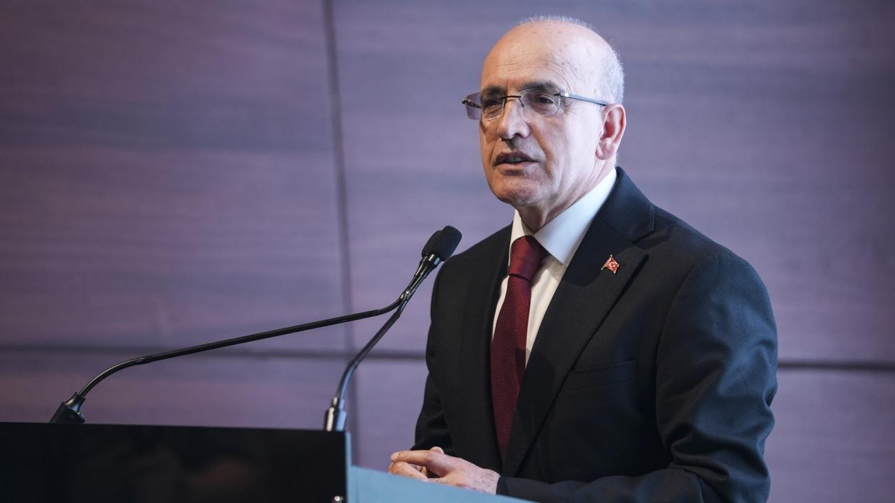 Hazine ve Maliye Bakanı Mehmet Şimşek açıklama yaparken