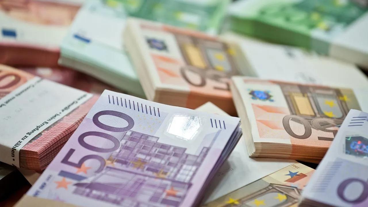Dolar ve Euro banknotları görseli