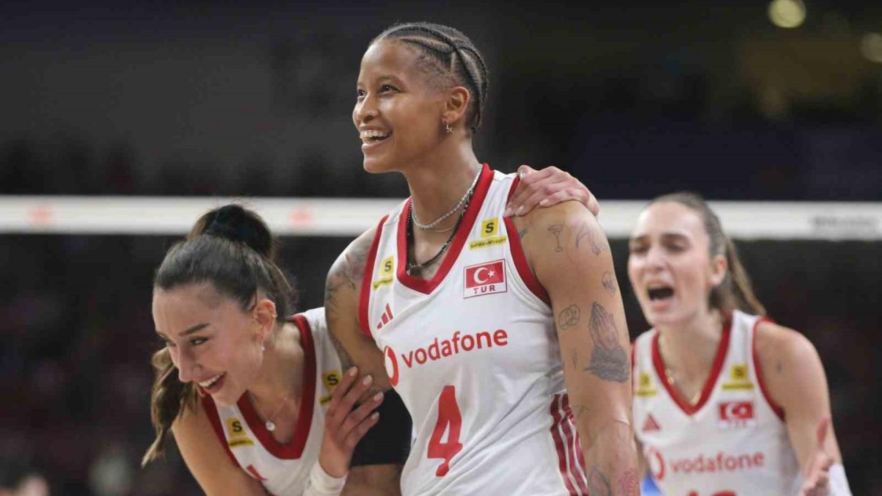 Dünya Kupası’nda üzüldük! Voleybolda sevindik: Sultanlar, dünya üçüncülüğüne yükseldi