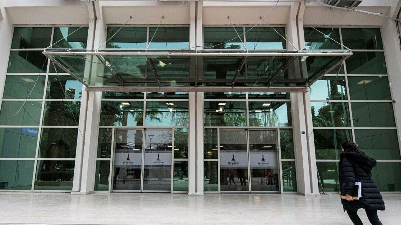 İZBETON binası önünde adli süreç