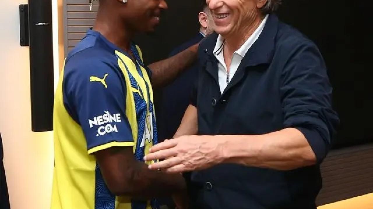 Bursasporlu futbolcular Lincoln Henrique ve Lewis Baker'ın takım formasıyla çekilmiş fotoğrafı.